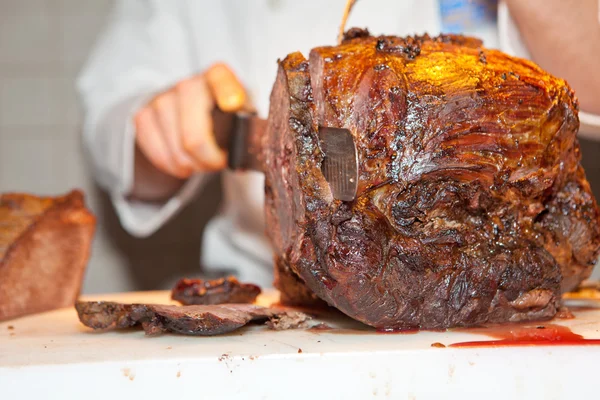 Roast meat is being carved — Stock Photo, Image