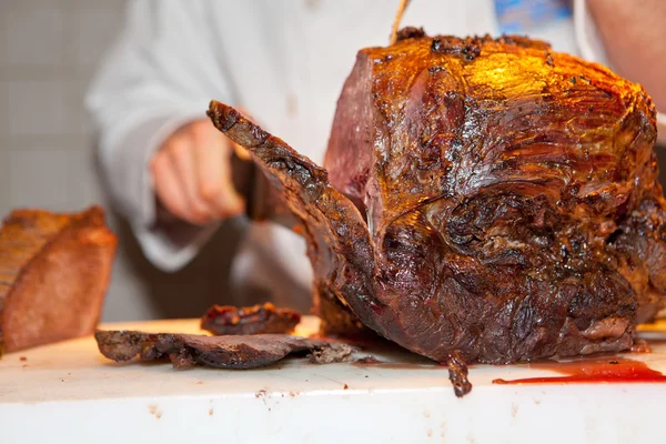 Roast meat is being carved — Stock Photo, Image