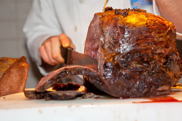 Roast meat is being carved — Stock Photo, Image