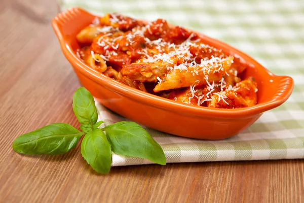 Würzige Hühnerpenne-Pasta — Stockfoto