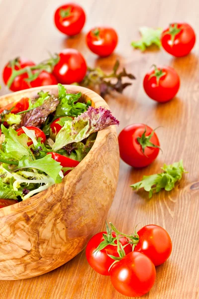 Mixed lettuce salad and tomatoes — Stock Photo, Image