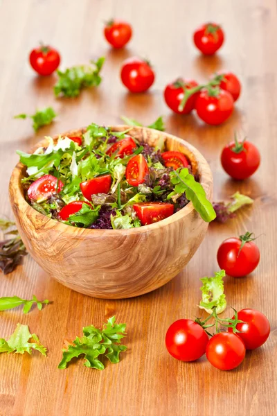 Mixed lettuce salad and tomatoes — Stock Photo, Image