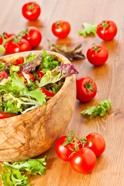 Mixed lettuce salad and tomatoes — Stock Photo, Image