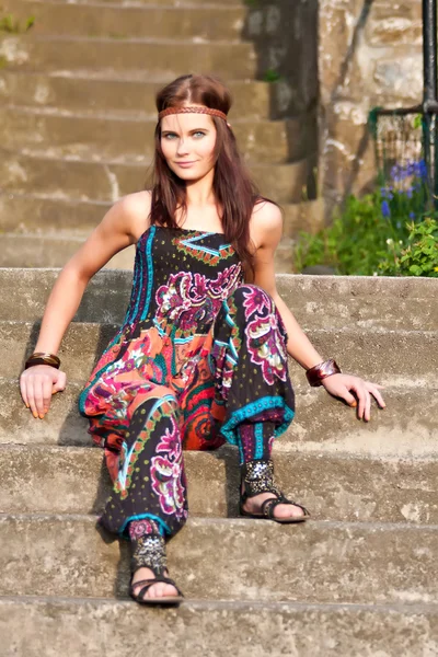 Portrét mladé hippie dívka — Stock fotografie