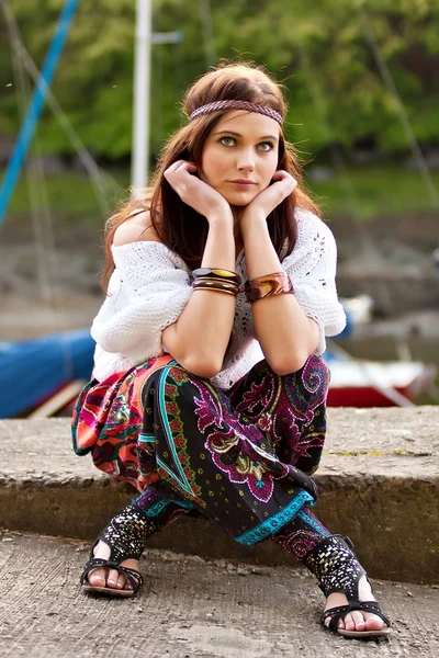 Porträtt av ung hippie flicka — Stockfoto