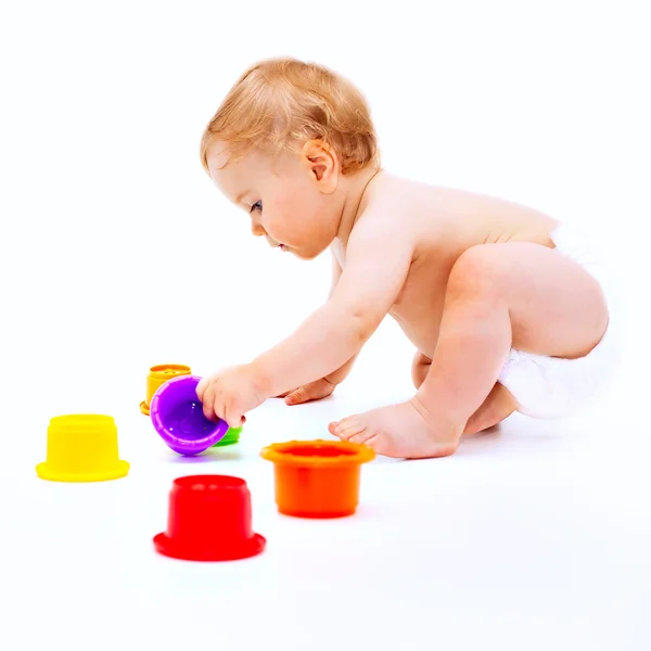 Schattige baby jongen met speelgoed — Stockfoto
