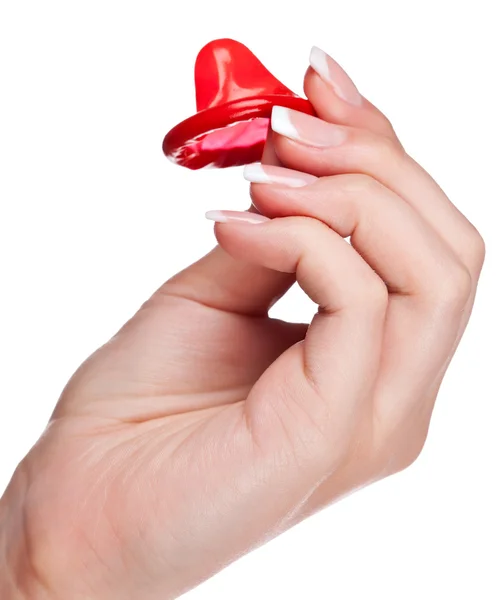 Ręka trzymająca prezerwatywę — Zdjęcie stockowe