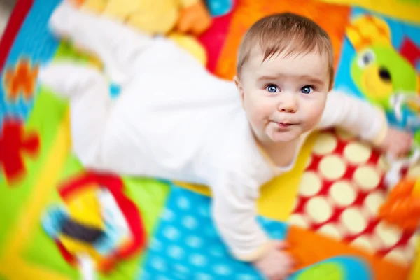 Niño en alfombra — Stok fotoğraf