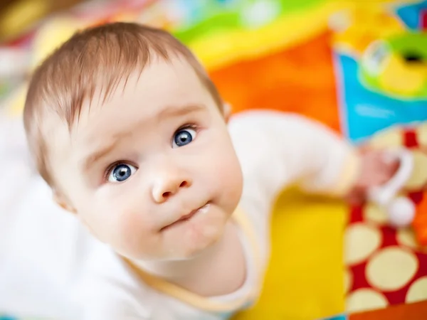 Spädbarn pojke på Lekmattan — Stockfoto