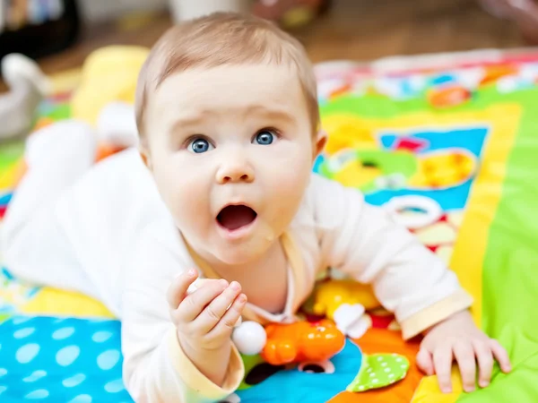 Baby jongen op speeltapijt — Stockfoto