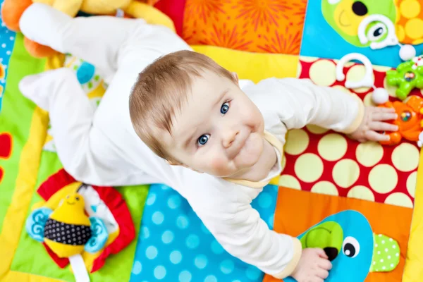 Spädbarn pojke på Lekmattan — Stockfoto
