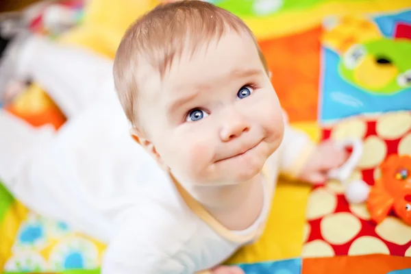Младенец на коврике — стоковое фото