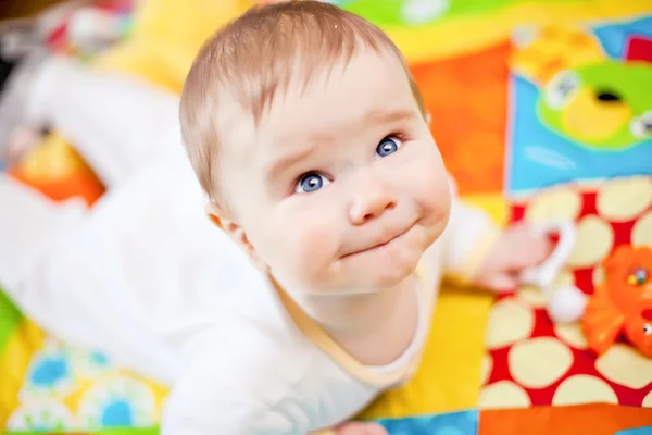 Bambino sul tappeto da gioco — Foto Stock