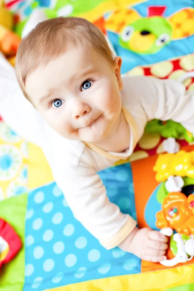 Baby jongen op speeltapijt — Stockfoto