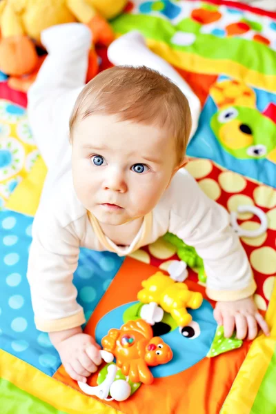 Säugling auf Spielmatte — Stockfoto