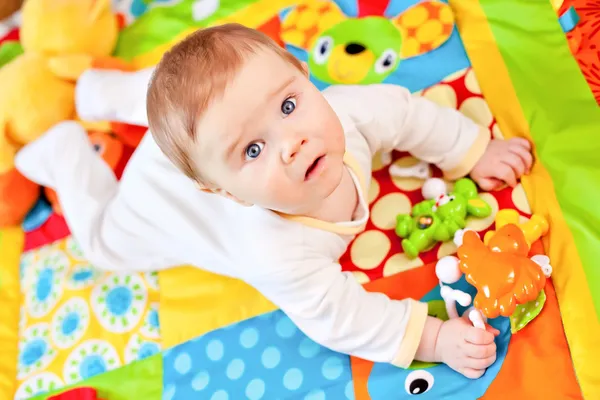 Baby jongen op speeltapijt — Stockfoto