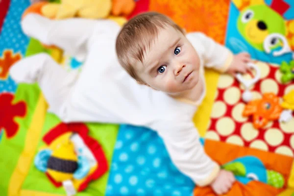 Niño en alfombra — Stok fotoğraf