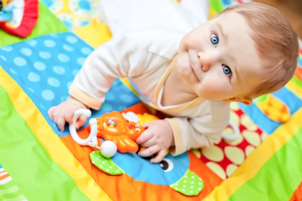 Baby jongen op speeltapijt — Stockfoto