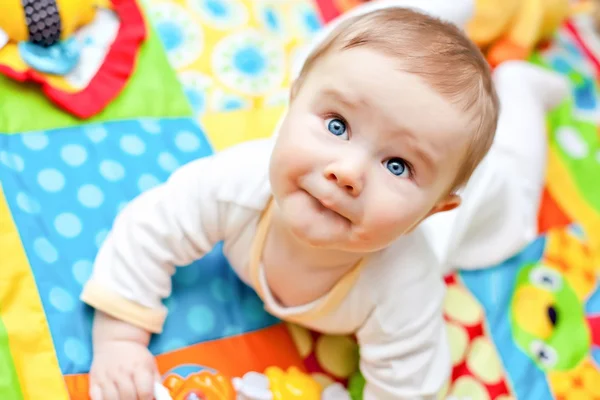 Menino infantil em playmat — Fotografia de Stock