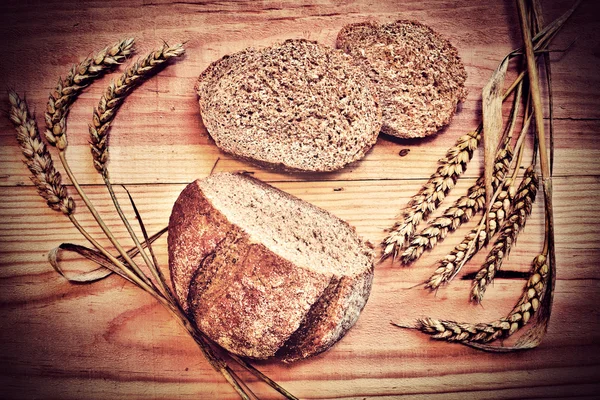Ржаной хлеб и кукуруза — стоковое фото
