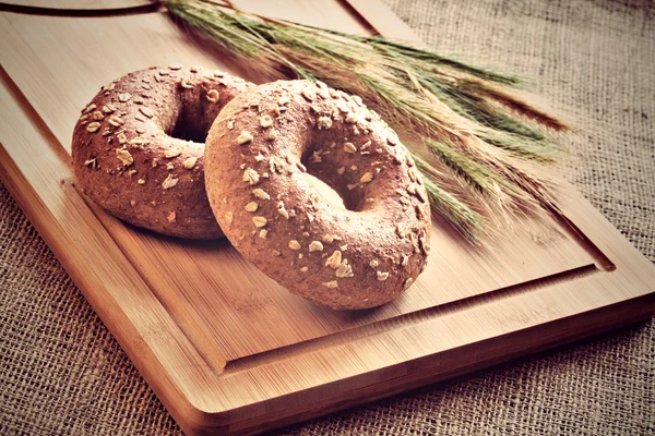 Сумки на дошці для хліба — стокове фото