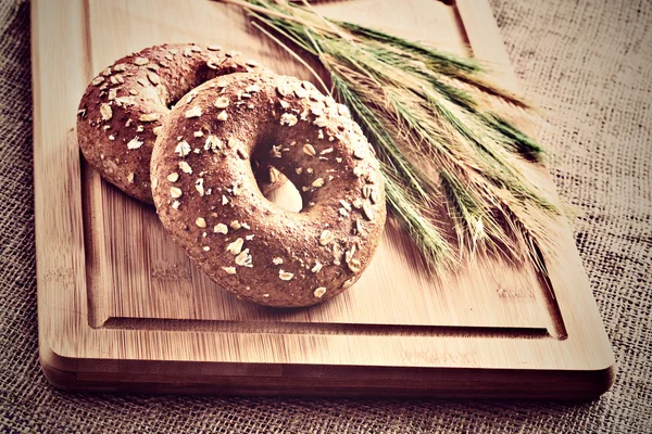 Bagels en el tablero del pan — Foto de Stock