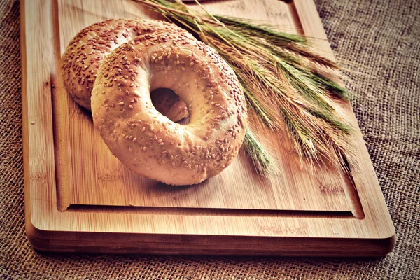 Bagels på brød bord - Stock-foto