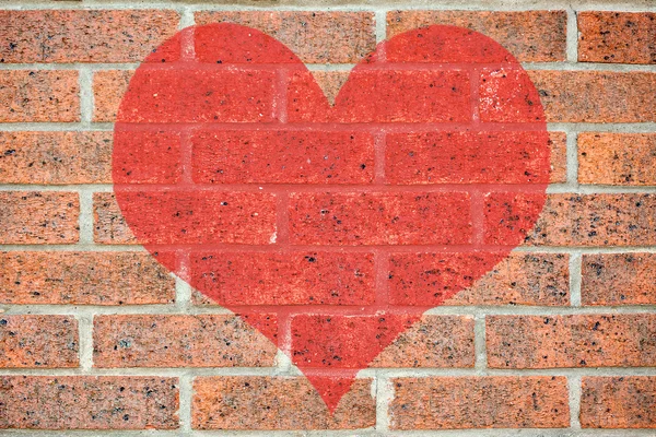 หัวใจแดงบนผนังอิฐ — ภาพถ่ายสต็อก