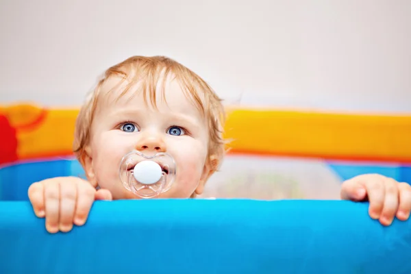 Fechar de um ano menino — Fotografia de Stock