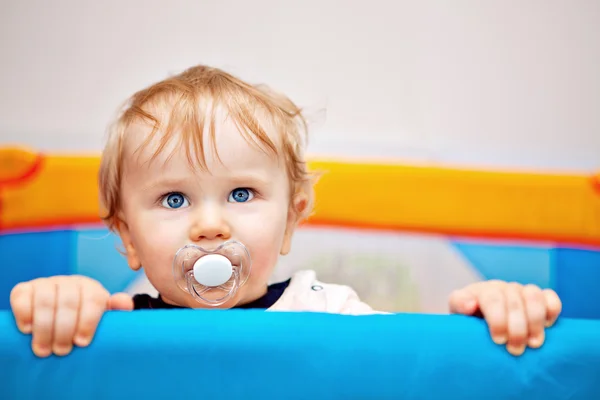 Nahaufnahme eines einjährigen Jungen — Stockfoto