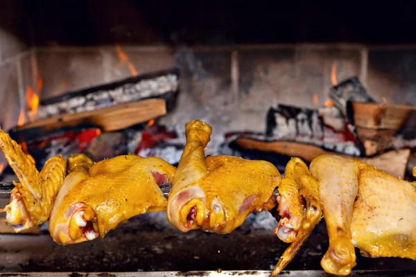 Обжарка цыплят на шампуре — стоковое фото
