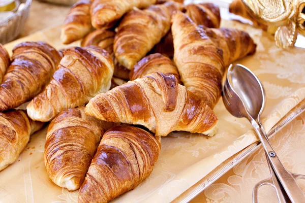 Croissant kenyér büfé vonalon — Stock Fotó