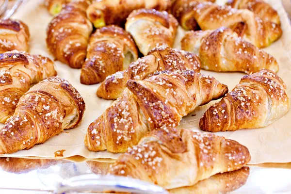 Pão croissant na linha buffet — Fotografia de Stock