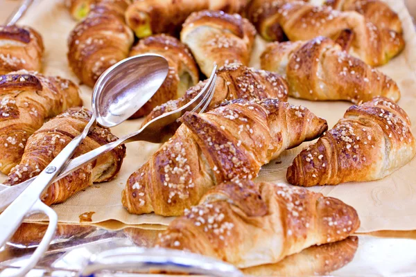 Croissant kenyér büfé vonalon — Stock Fotó