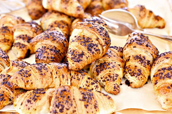 A büfében sorban croissant kenyér — Stock Fotó