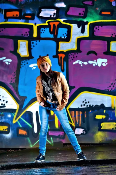 Pretty young girl and graffiti — Stock Photo, Image