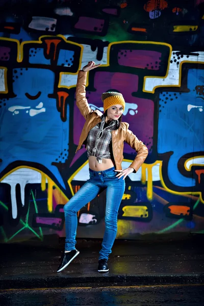 Pretty young girl and graffiti — Stock Photo, Image