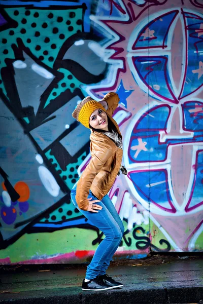 Красивая молодая девушка и граффити — стоковое фото