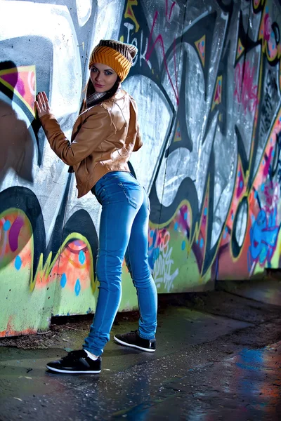Pretty young girl and graffiti — Stock Photo, Image