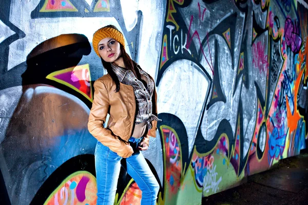 Pretty young girl and graffiti — Stock Photo, Image