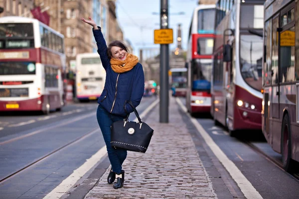 Jolie fille marchant sur la route — Photo