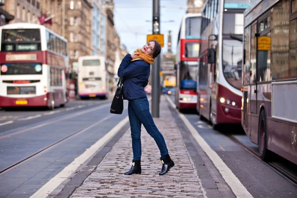 Pen jente som går på veien – stockfoto