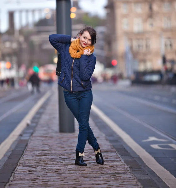 Hübsches Mädchen zu Fuß auf der Straße — Stockfoto