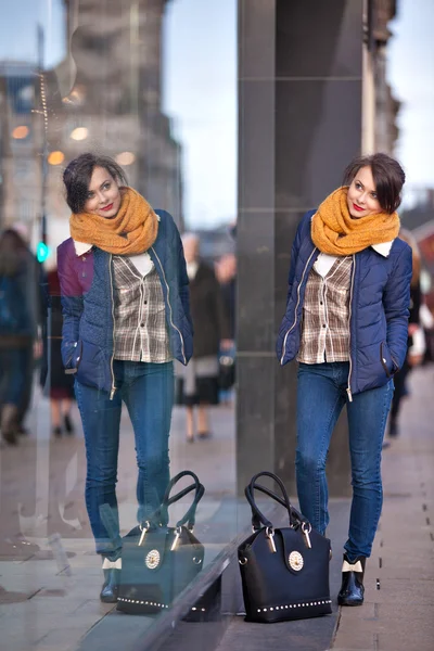 Hübsches junges Mädchen steht am Ladentisch — Stockfoto