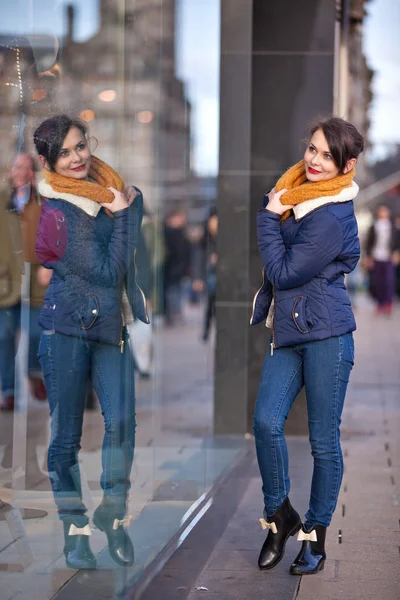 Pretty young girl standing at shopfront — Stock Photo, Image