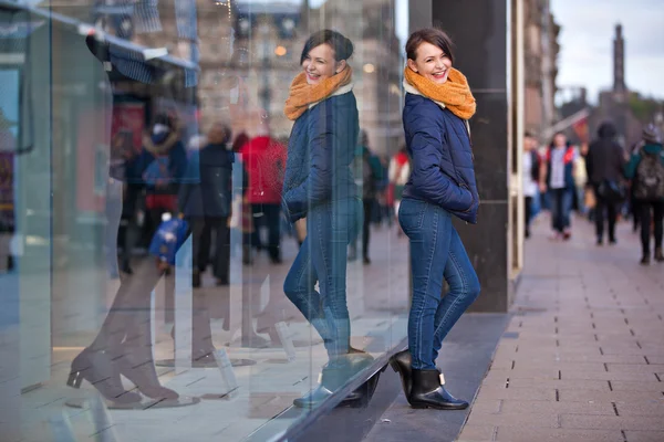 Menina bonita de pé na frente da loja — Fotografia de Stock