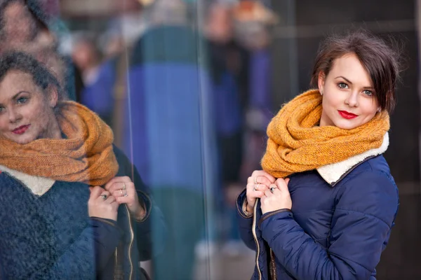 Pretty young girl standing at shopfront — Stock Photo, Image