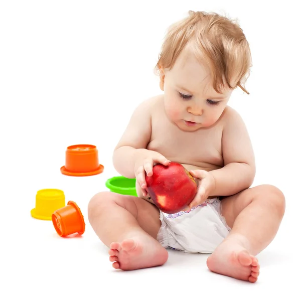 Милый мальчик с яблоком — стоковое фото