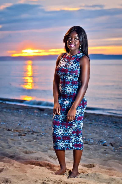 Hermosa mujer afroamericana negra posando en la playa en su — Foto de Stock