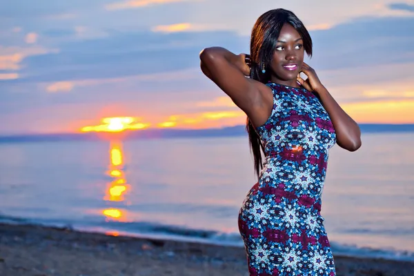 Mooie zwarte Afro-Amerikaanse vrouw die zich voordeed op het strand van su — Stockfoto